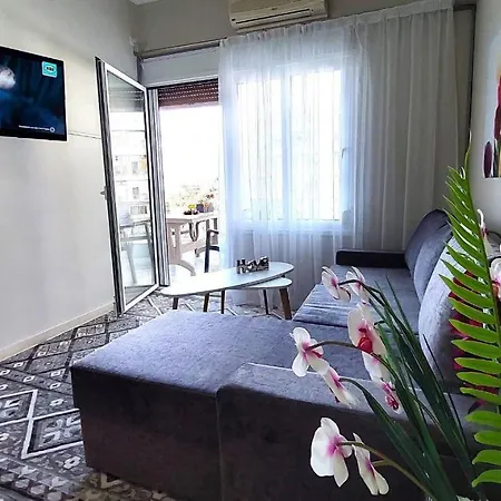 Vista Mare Beachfront Apartment. *