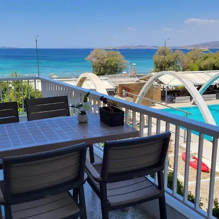 Vista Mare Beachfront Apartment. Apartment Saronida